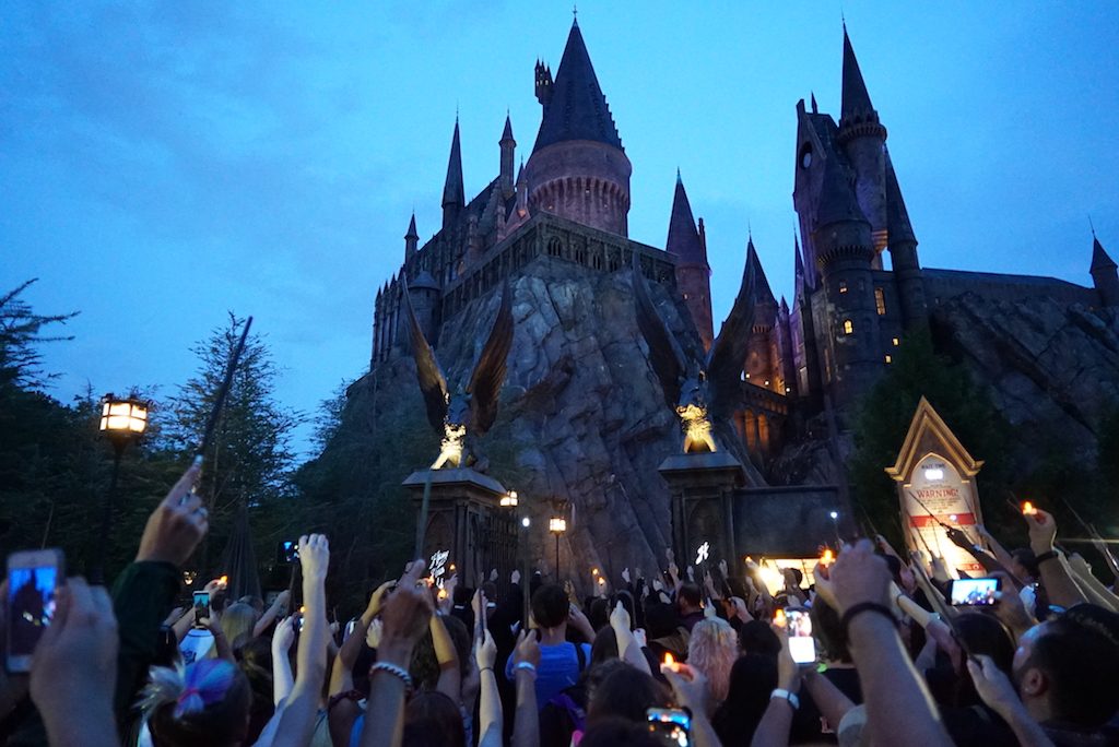 universal-orlando-raising-wands-in-tribute