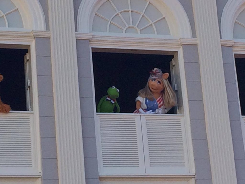 kermit and miss piggy at muppets present great moments of american history